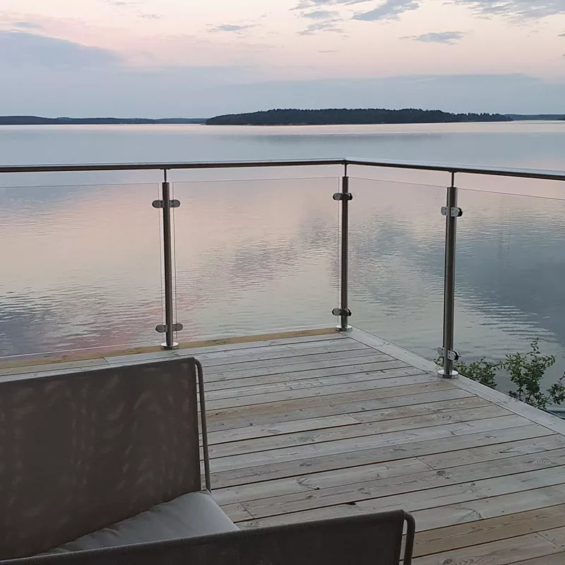 كيف يعمل الدرابزين الزجاجي على تحسين السلامة والتصميم في الأماكن الحديثة؟