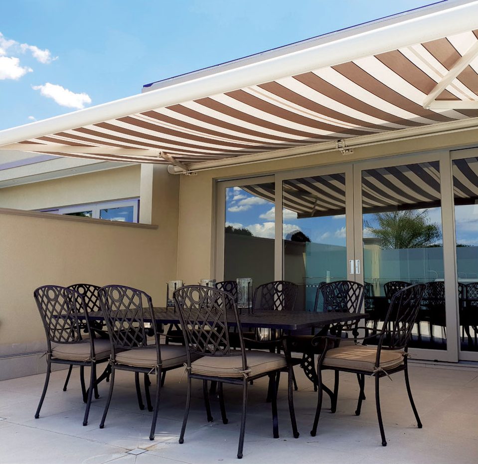 ما هو الفرق بين مظلة الكاسيت المفتوحة والمغلقة؟