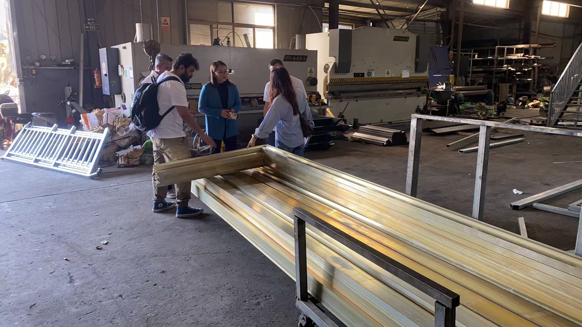 عميل في دبي يتفقد حلول الدرابزين الفولاذي المقاوم للصدأ في شركة Vionta Metal